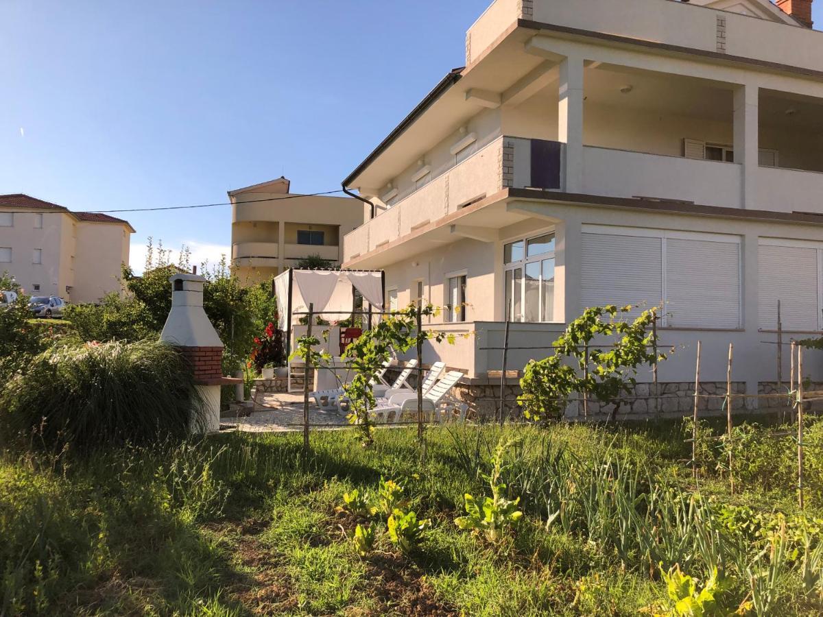 Apartments Mikelic Kampor Exterior photo